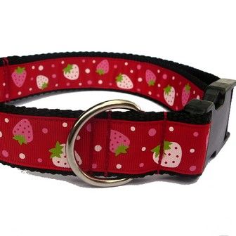 Klasický obojek plný sladkých jahůdek 40-65cm.