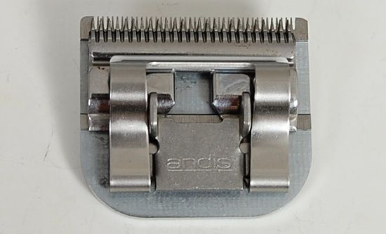 Extra jemn&aacute; střihac&iacute; hlava s v&yacute;&scaron;kou střihu 0,25 mm. Hladk&yacute; spodn&iacute; nůž m&aacute; 44 zubů d&eacute;lky 3 mm, horn&iacute; nůž m&aacute; 25 zubů d&eacute;lky 3 mm.