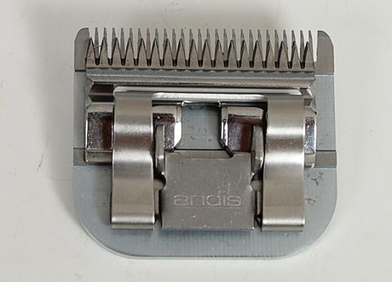 Jemn&aacute; střihac&iacute; hlava s v&yacute;&scaron;kou střihu 1,5 mm. Hladk&yacute; spodn&iacute; nůž m&aacute; 28 zubů d&eacute;lky 6 mm, horn&iacute; nůž m&aacute; 18 zubů d&eacute;lky 4 mm.