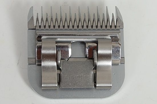 Hrub&aacute; střihac&iacute; hlava s v&yacute;&scaron;kou střihu 9,5 mm. Hladk&yacute; spodn&iacute; nůž s dvojit&yacute;mi zuby m&aacute; 10 del&scaron;&iacute;ch rozčes&aacute;vac&iacute;ch zubů d&eacute;lky 13 mm + 9 krat&scaron;&iacute;ch zubů d&am