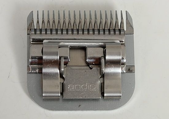 Hrub&scaron;&iacute; střihac&iacute; hlava s v&yacute;&scaron;kou střihu 3,2 mm. Hladk&yacute; spodn&iacute; nůž m&aacute; 19 zubů d&eacute;lky 10 mm, horn&iacute; nůž m&aacute; 18 zubů d&eacute;lky 4 mm.