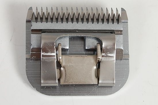 Hrub&scaron;&iacute; střihac&iacute; hlava s v&yacute;&scaron;kou střihu 2,8 mm. Hladk&yacute; spodn&iacute; nůž m&aacute; 17 zubů d&eacute;lky 6 mm, horn&iacute; nůž m&aacute; 18 zubů d&eacute;lky 4 mm.