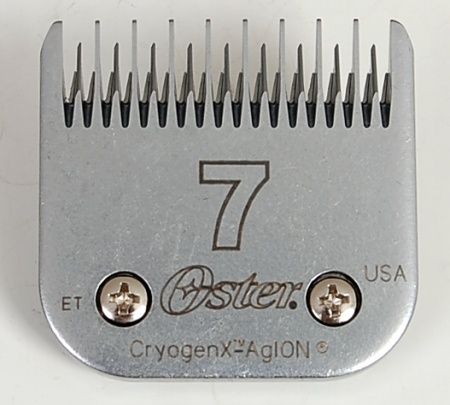 Hrub&aacute; střihac&iacute; hlava s v&yacute;&scaron;kou střihu 3,2 mm. Hladk&yacute; spodn&iacute; nůž s dvojit&yacute;mi zuby m&aacute; 8 del&scaron;&iacute;ch rozčes&aacute;vac&iacute;ch zubů d&eacute;lky 11 mm + 9 krat&scaron;&iacute;ch zubů d&amp