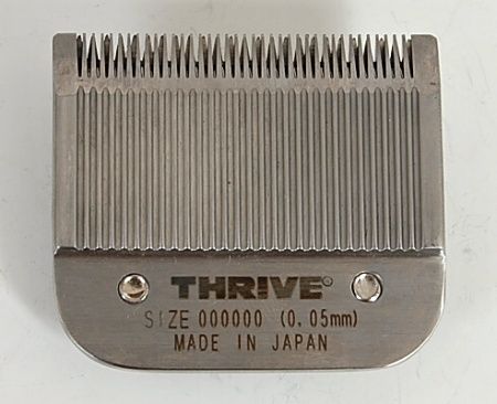 Extra jemn&aacute; strihacia hlava Thrive s najniž&scaron;ou dosiahnuteľn&uacute; v&yacute;&scaron;kou strihu p&uacute;hych 0,05 až 0,08 milimetra (1/20). Hladk&yacute; spodn&yacute; n&ocirc;ž m&aacute; 40 zubov dĺžky 3,8 mm. Horn&yacute; n&ocirc;ž 24 