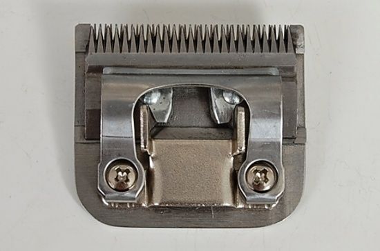 Extra jemn&aacute; stř&iacute;hac&iacute; hlava THRIVE s nejniž&scaron;&iacute; dosažitelnou v&yacute;&scaron;kou střihu pouh&yacute;ch 0,05 až 0,08 milimetru (1/20). Hladk&yacute; spodn&iacute; nůž m&aacute; 40 zubů d&eacute;lky 3,8 mm. Horn&iacute; n