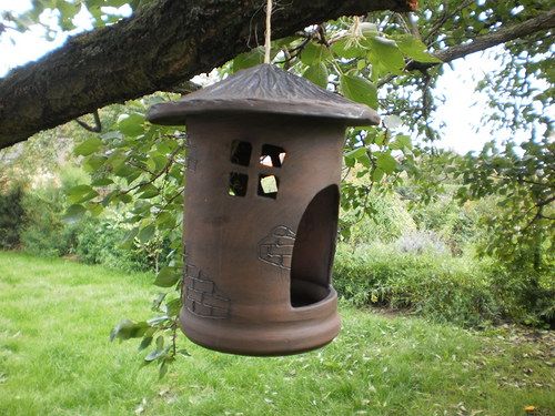 Keramick&eacute; krm&iacute;tko pro pt&aacute;čky v př&iacute;rodn&iacute;ch barv&aacute;ch s praktick&yacute;m zavě&scaron;en&iacute;m je věrohodnou chaloupkou pro ptač&iacute; obyvatele!
