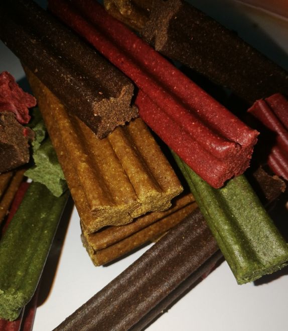 Dent&aacute;ln&iacute; kř&iacute;že s kalciem je dent&aacute;ln&iacute; pamlsek pro psy omezuj&iacute;c&iacute; tvorbu zubn&iacute;ho kamene ve velk&eacute;m &uacute;sporn&eacute;m balen&iacute;.