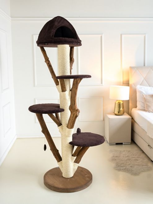 Velik&yacute; kočič&iacute; strom s 4mi kulat&yacute;mi podstavci s v&yacute;řezy, rozm&iacute;stěn&yacute;mi ve čtyřech patrech. Posledn&iacute; nejvy&scaron;&scaron;&iacute; je s podvěsem.