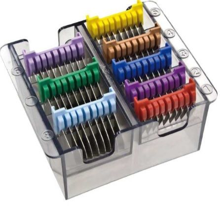 Profesion&aacute;ln&iacute; sada 8 př&iacute;davn&yacute;ch hřebenů MOSER / WAHL 1233-7050 s kovov&yacute;mi zuby umožňuje přesn&eacute; nastaven&iacute; v&yacute;&scaron;ky střihu od 3 do 25 mm a je kompatibiln&iacute; s vybran&yacute;mi strojky znače