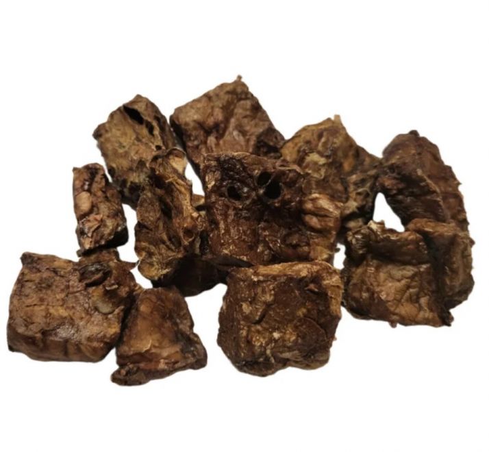 Su&scaron;en&eacute; jehněč&iacute; pl&iacute;ce v kostce jsou 100% př&iacute;rodn&iacute;, lehce straviteln&aacute; a n&iacute;zkotučn&aacute; pochoutka pro psy v&scaron;ech plemen, kter&aacute; podporuje zdrav&iacute; zubů a je ide&aacute;ln&iacute; 