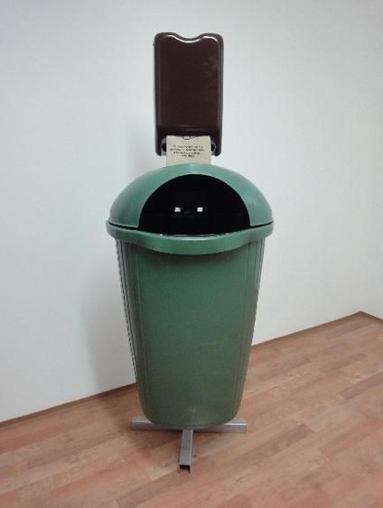 Ko&scaron; na exkrementy včetně třmenů, schr&aacute;nka na s&aacute;čky univerzal včetně 2 ks hadicov&yacute;ch spon, sloupek 2 m.