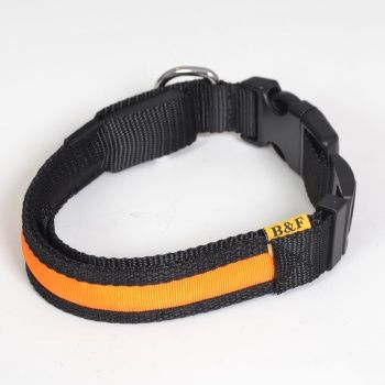 Blikající obojek na obvod krku 41-54 centimetrů. Šíře obojku 25 mm. Tloušťka nylonu 4 mm.