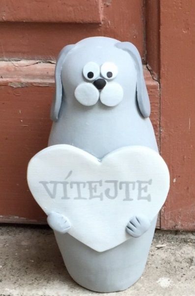 Spokojen&yacute; pes - dekorativn&iacute; postavička, kter&aacute; je určena i ven k brance či ke dveř&iacute;m.