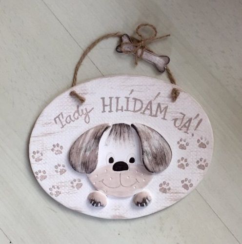 Visac&iacute; tabulka z keramiky s n&aacute;pisem - tady jsem p&aacute;nem j&aacute;.